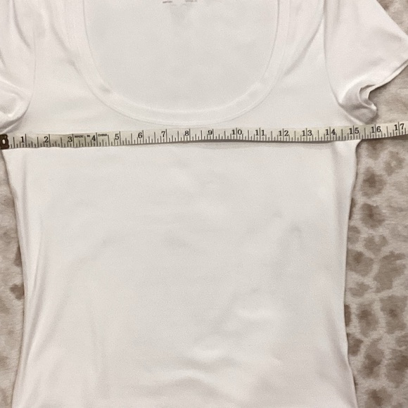 Aritzia White Scooped-neck Fitted T-Shirt, Size Small - Picture 13 of 16